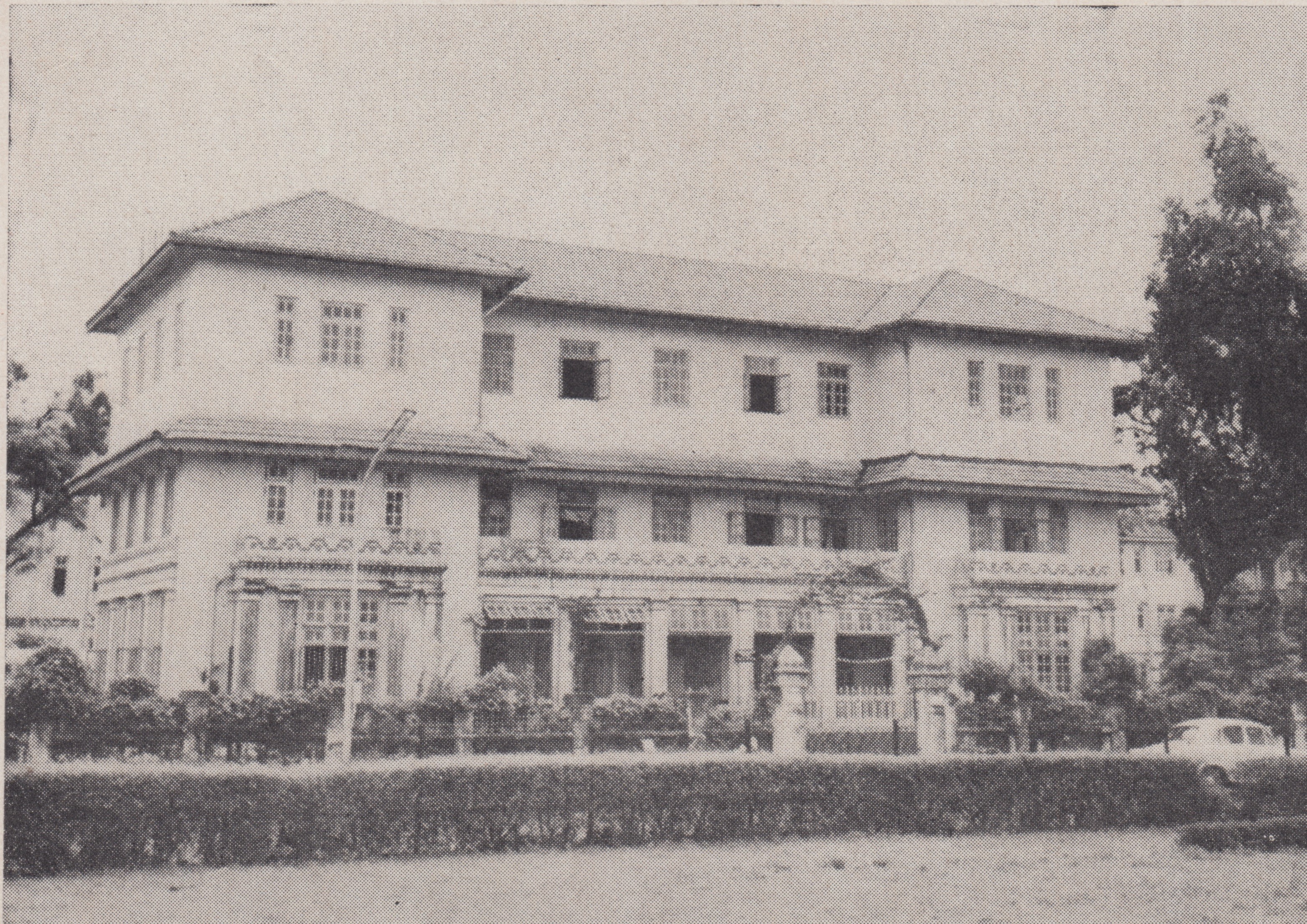 Historical black-and-white photograph of the original Athornan Boarding Madressa building, Dadar